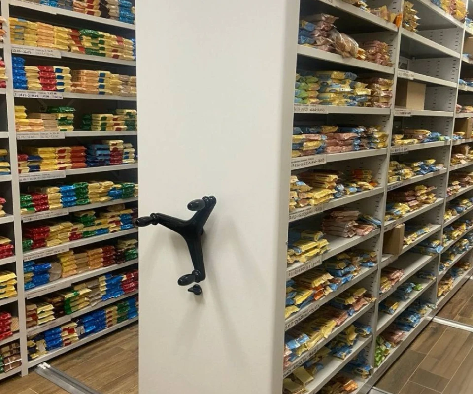 Хранение продовольствия на передвижных стеллажах