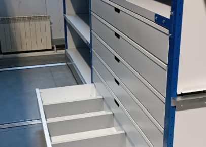 Стеллажи с выдвижными ящиками и полками