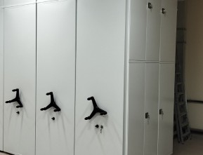 Закрытые мобильные стеллажи для склада с замком