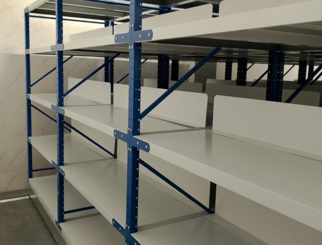 Среднегрузовой мобильный стеллаж