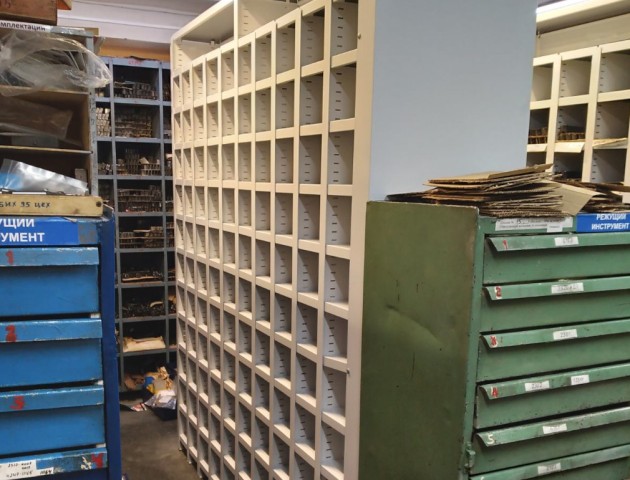 Ячеистые металлические стеллажи для цеха