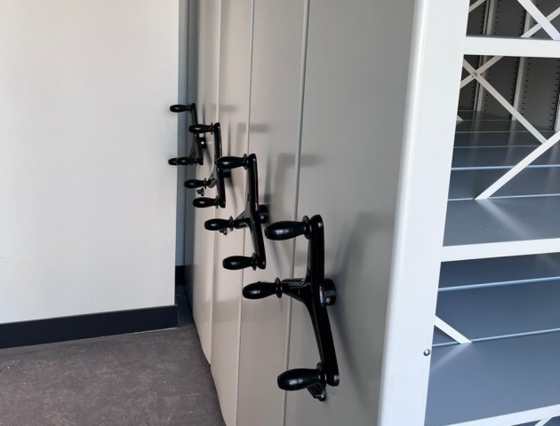 Мобильные стеллажи для школьной библиотеки