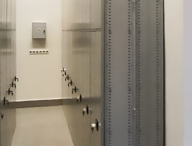 Металлические закрывающиеся стеллажи с замками и дверями