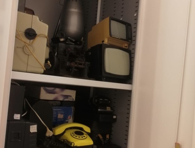 Стеллажи для предметов истории