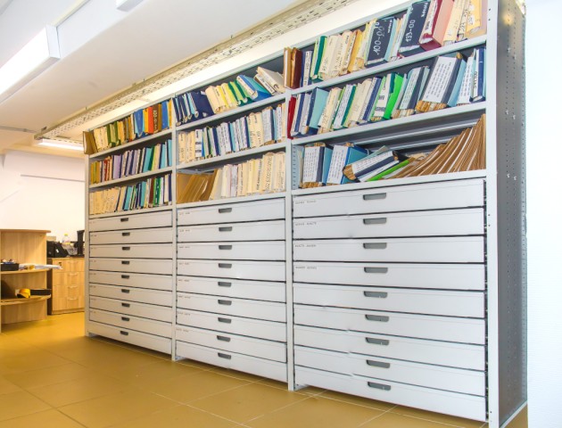 мобильные стеллажи с ящиками