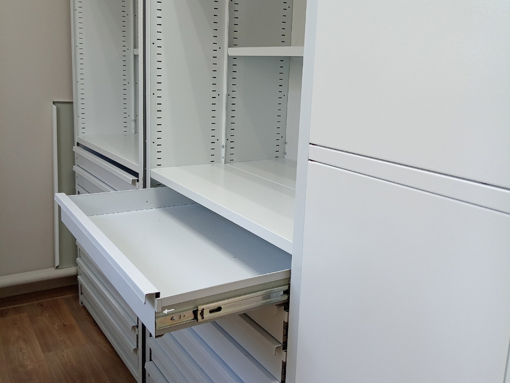 металлические выдвижные ящики на стеллаже